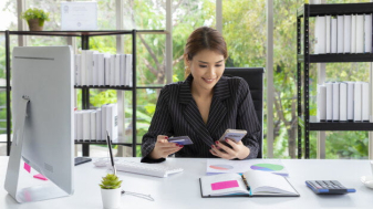 mujer-tarjeta-credito-pagar-factura-tecnologia-compras-linea_39420-199