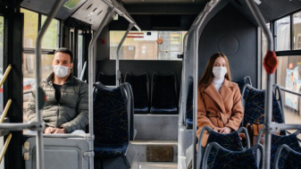 pasajeros-transporte-publico-pandemia-coronavirus-mantienen-su-distancia-otros-proteccion-prevencion-covid-19_180601-3698